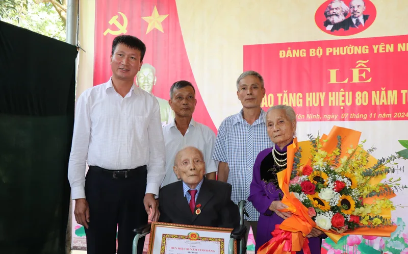 Những đóng góp của nhà văn cho nền văn học Việt Những đóng góp của nhà văn cho nền văn học Việt