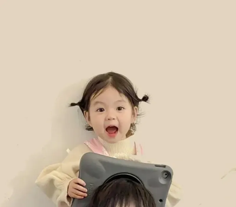 Hình nền em bé gái dễ thương giúp bạn nổi bật với sự đáng yêu