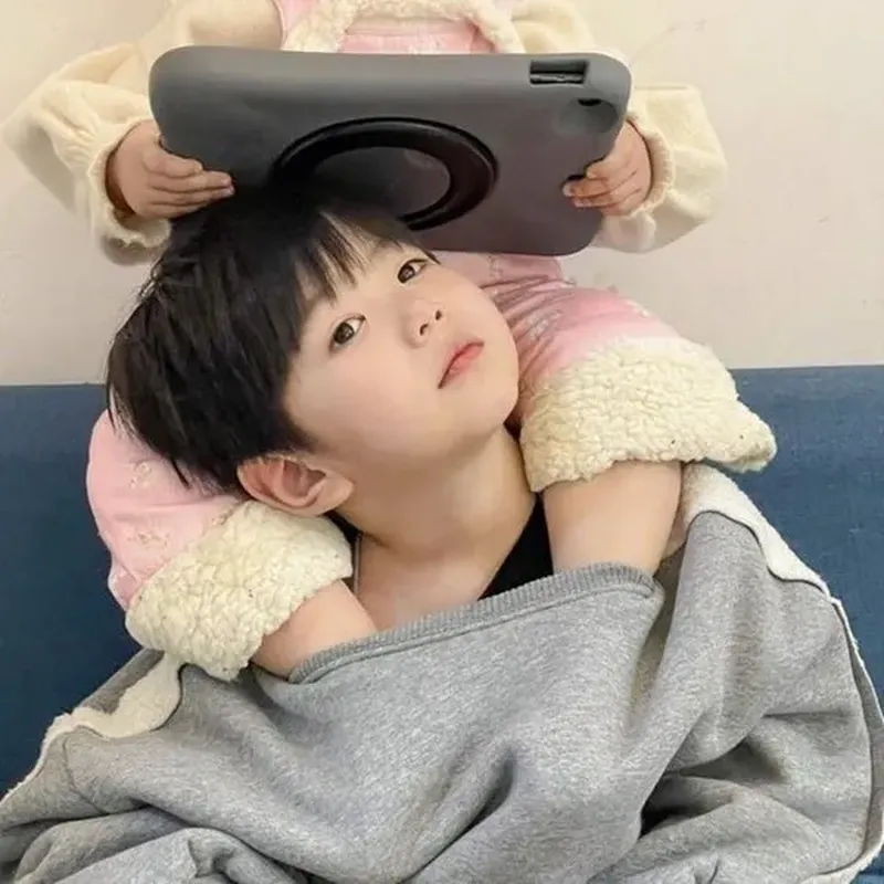 Hình nền em be gái de thương tạo cảm giác gần gũi và thân thiện