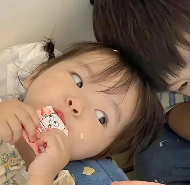 Hình nền bé gái sơ sinh dễ thương mang đến sự ngọt ngào