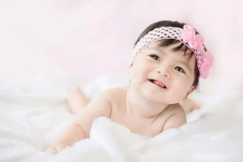 Avatar đôi em bé cute thể hiện tình bạn ngọt ngào và thân thiết