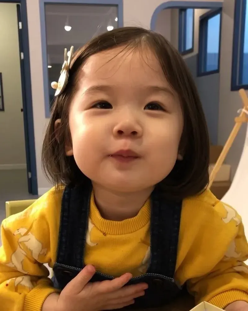 Avt em bé cặp giúp bạn nổi bật với phong cách đáng yêu