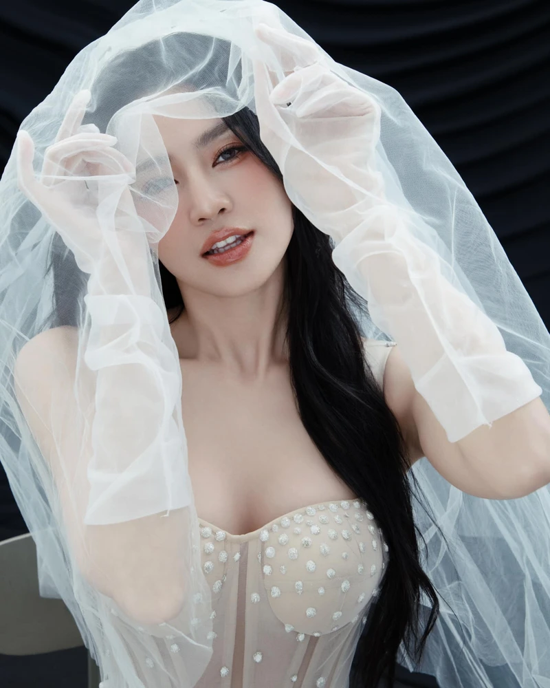 Hình ảnh Ngô Kiến Huy và Ninh Dương Lan Ngọc hẹn hò trong bikini Hình ảnh Ngô Kiến Huy và Ninh Dương Lan Ngọc hẹn hò trong bikini
