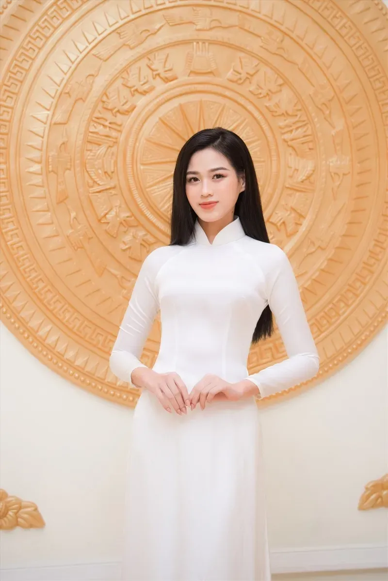 Đỗ Thị Hà mặc áo dài thể hiện sự duyên dáng và thanh lịch Đỗ Thị Hà mặc áo dài thể hiện sự duyên dáng và thanh lịch