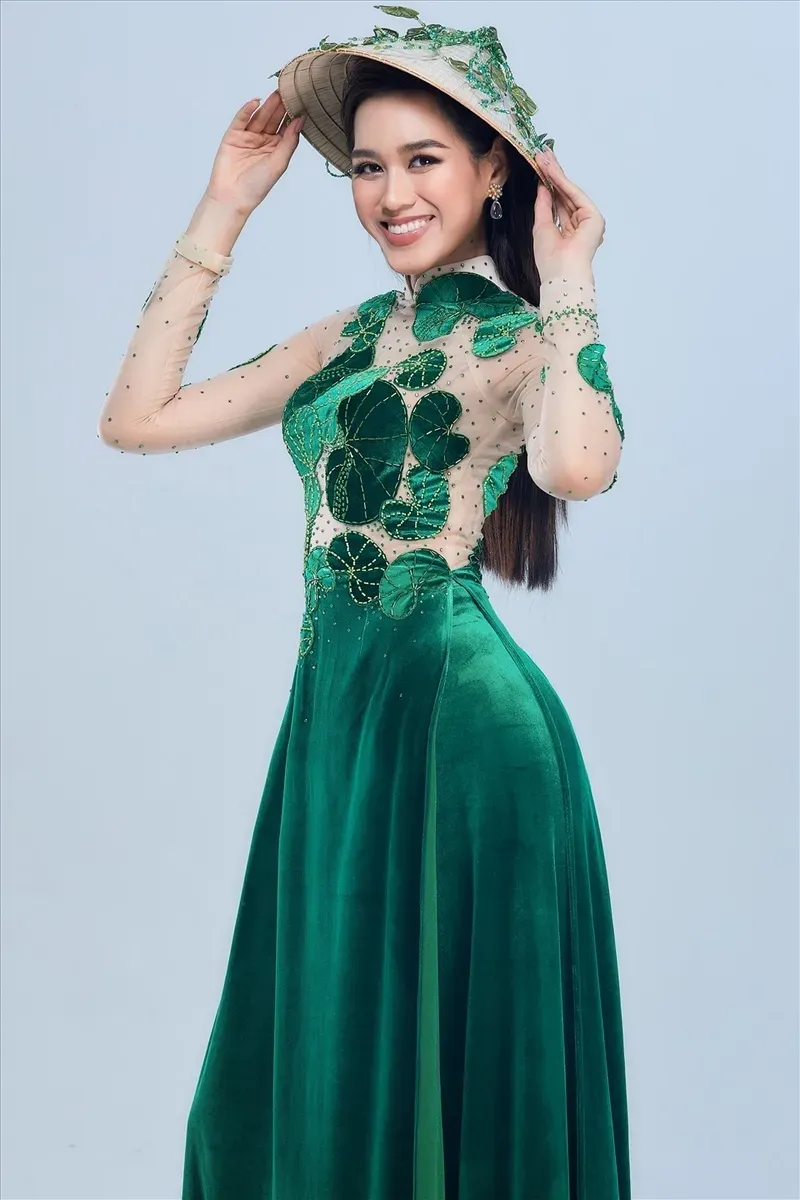 Đỗ Thị Hà mặc áo dài rau má tạo nên vẻ đẹp dịu dàng và thu hút Đỗ Thị Hà mặc áo dài rau má tạo nên vẻ đẹp dịu dàng và thu hút