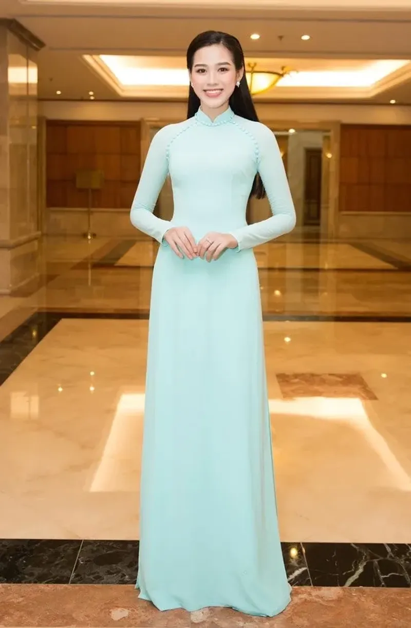 Đỗ Thị Hà áo dài rau má tạo cảm giác gần gũi và thân thiện Đỗ Thị Hà áo dài rau má tạo cảm giác gần gũi và thân thiện