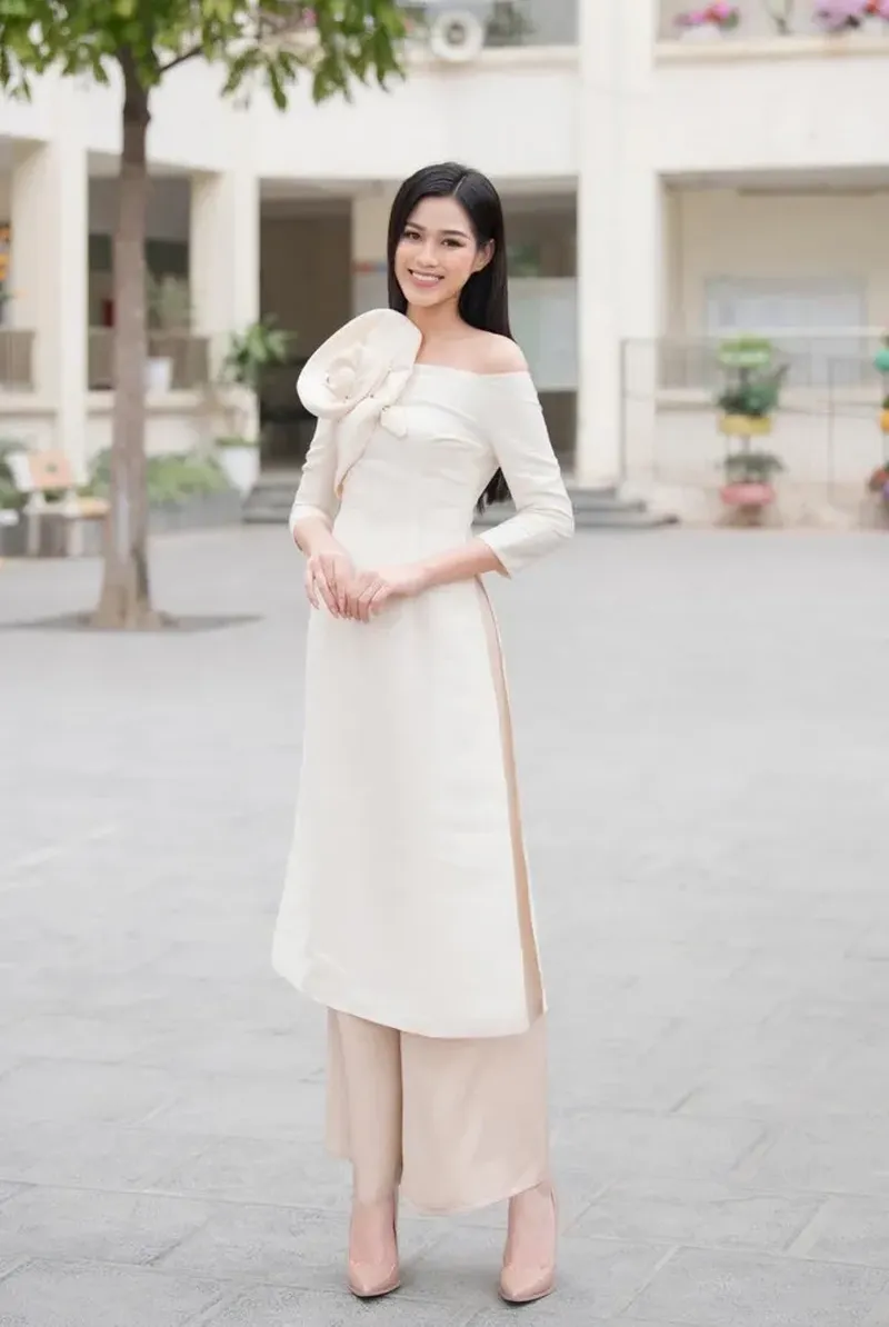 Đỗ Thị Hà áo tắm giúp cô tỏa sáng trong các sự kiện Đỗ Thị Hà áo tắm giúp cô tỏa sáng trong các sự kiện