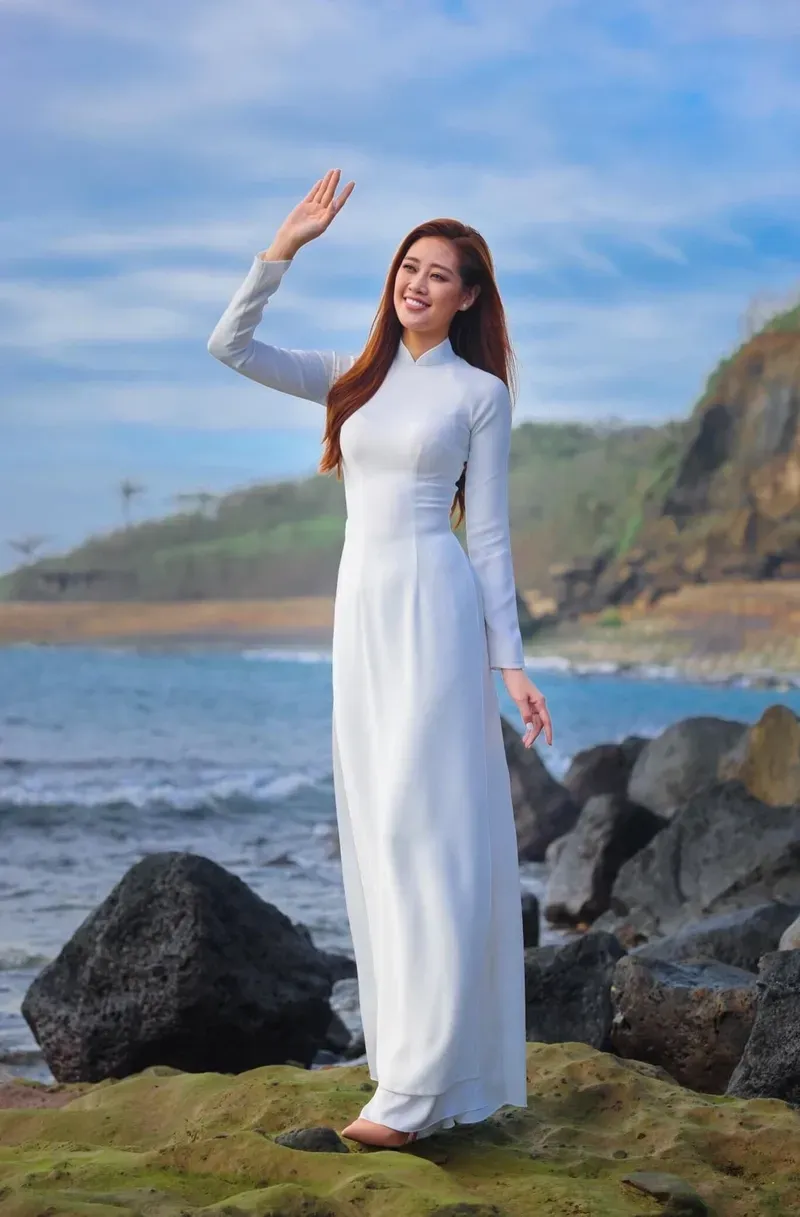 Khánh Vân áo tắm thể hiện phong cách trẻ trung và năng động Khánh Vân áo tắm thể hiện phong cách trẻ trung và năng động