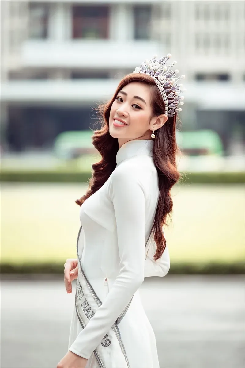 Nguyễn Trần Khánh Vân đăng quang là niềm vui lớn cho gia đình và bạn bè Nguyễn Trần Khánh Vân đăng quang là niềm vui lớn cho gia đình và bạn bè