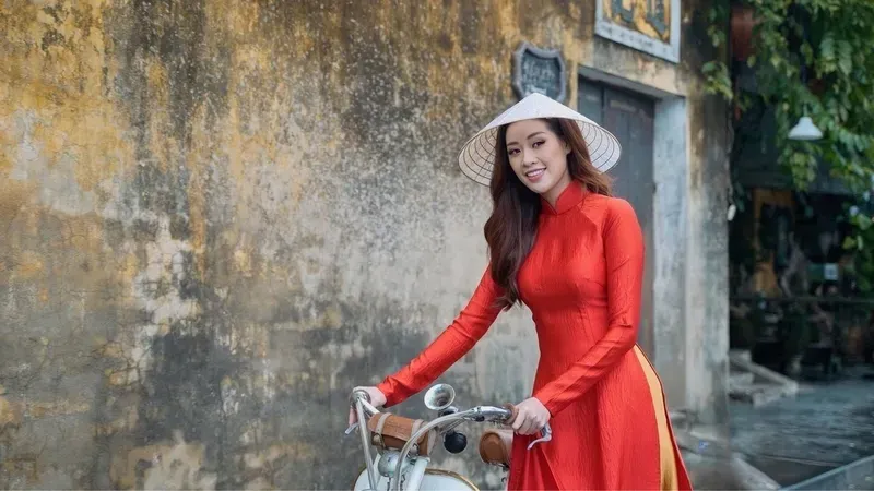 Áo dài hoa hậu Khánh Vân mang đến vẻ đẹp thanh lịch và duyên dáng Áo dài hoa hậu Khánh Vân mang đến vẻ đẹp thanh lịch và duyên dáng
