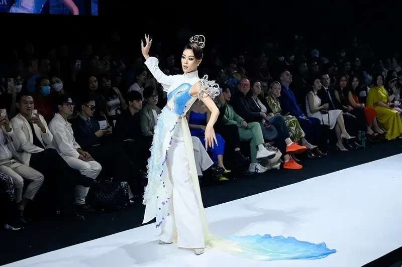 Người đẹp áo dài Khánh Vân luôn thu hút mọi ánh nhìn Người đẹp áo dài Khánh Vân luôn thu hút mọi ánh nhìn