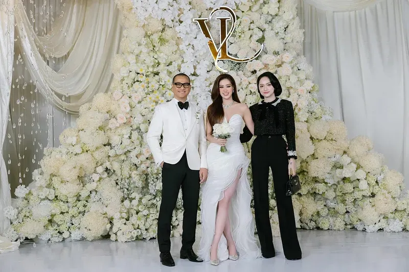 Khánh Vân áo dài trắng thể hiện vẻ đẹp thuần khiết Khánh Vân áo dài trắng thể hiện vẻ đẹp thuần khiết