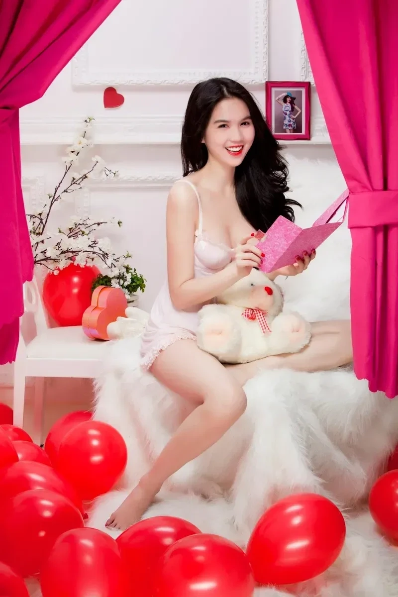 Hoàng Kiều Ngọc Trinh là cặp đôi gây sốt trong làng giải trí Hoàng Kiều Ngọc Trinh là cặp đôi gây sốt trong làng giải trí