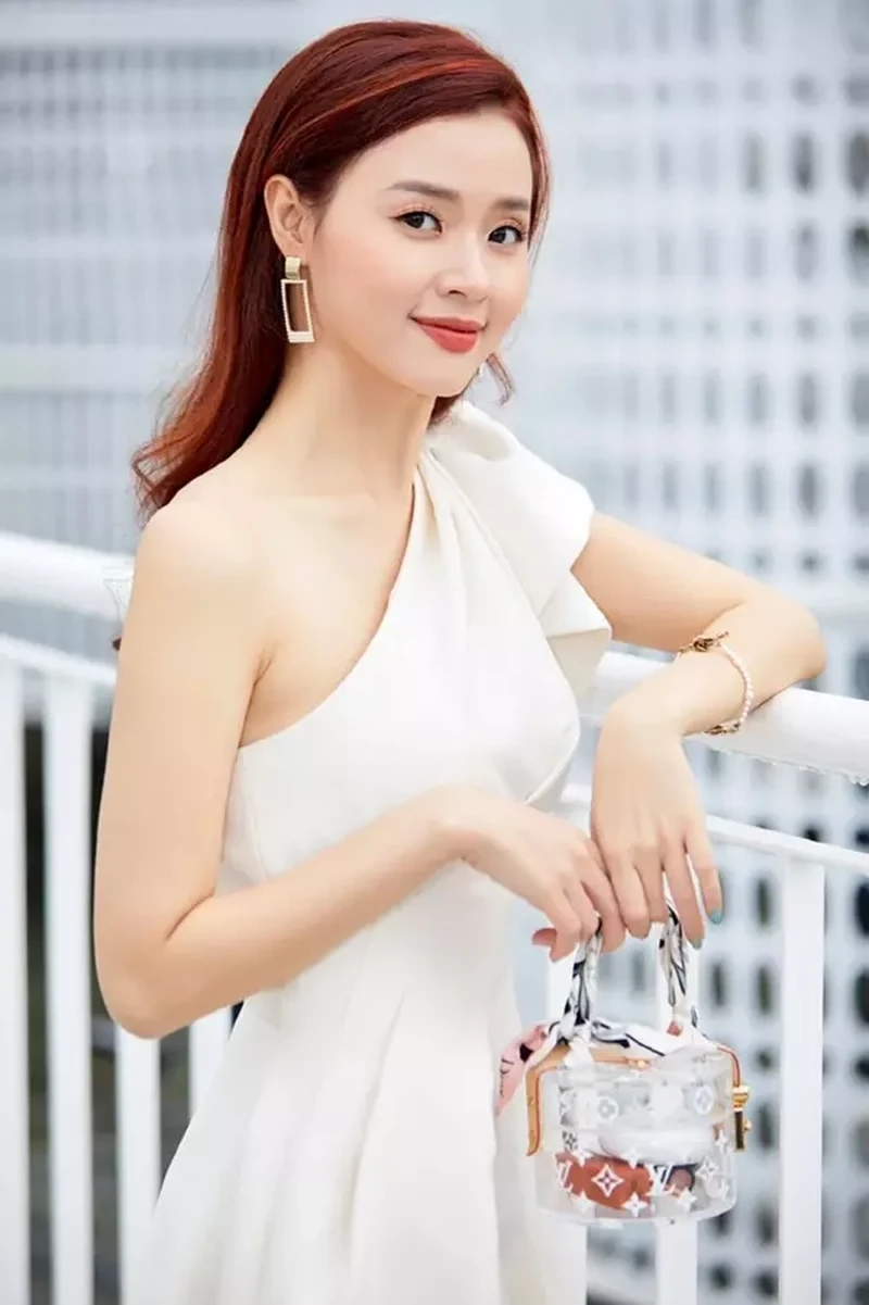 FB Midu là nơi cô chia sẻ những khoảnh khắc đời thường và công việc FB Midu là nơi cô chia sẻ những khoảnh khắc đời thường và công việc