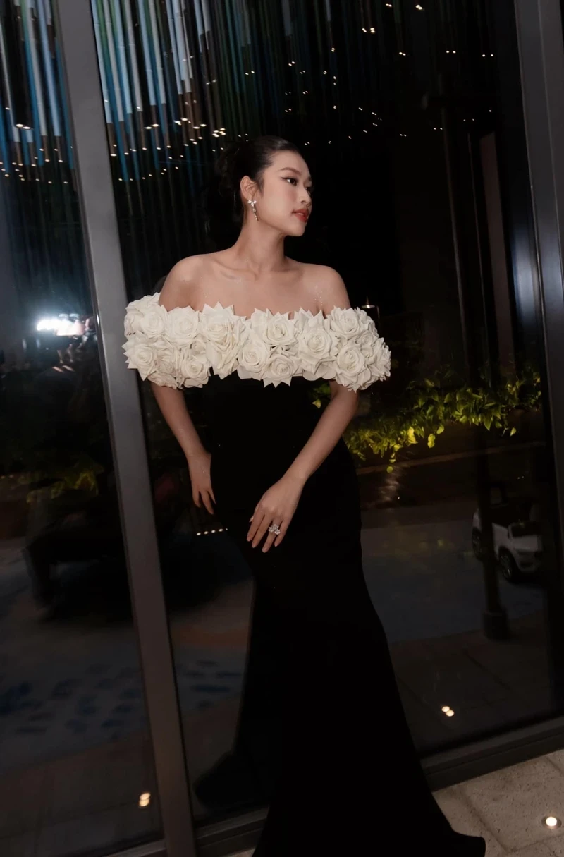 Thiên Ân tự tin khoe dáng trong bộ bikini quyến rũ trên sàn diễn Thiên Ân tự tin khoe dáng trong bộ bikini quyến rũ trên sàn diễn