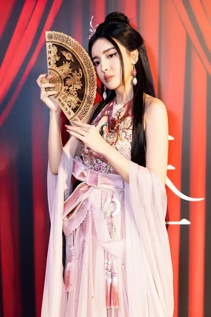 Kiều Cao Thái Hà là một trong những người đẹp nổi bật Kiều Cao Thái Hà là một trong những người đẹp nổi bật