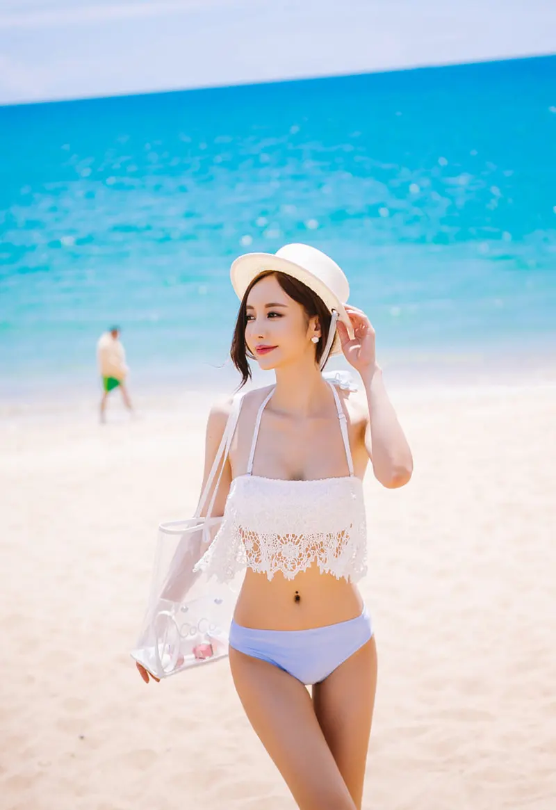Gái xinh mặc đồ lót lọt khe, tạo dáng táo bạo trên nền biển xanh Gái xinh mặc đồ lót lọt khe, tạo dáng táo bạo trên nền biển xanh