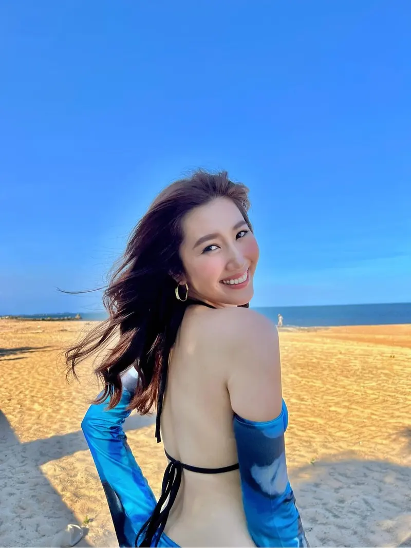 Thuý Ngân mặc bikini thiếu vải đón hoàng hôn đỏ rực trên bãi cát dài. Thuý Ngân mặc bikini thiếu vải đón hoàng hôn đỏ rực trên bãi cát dài.