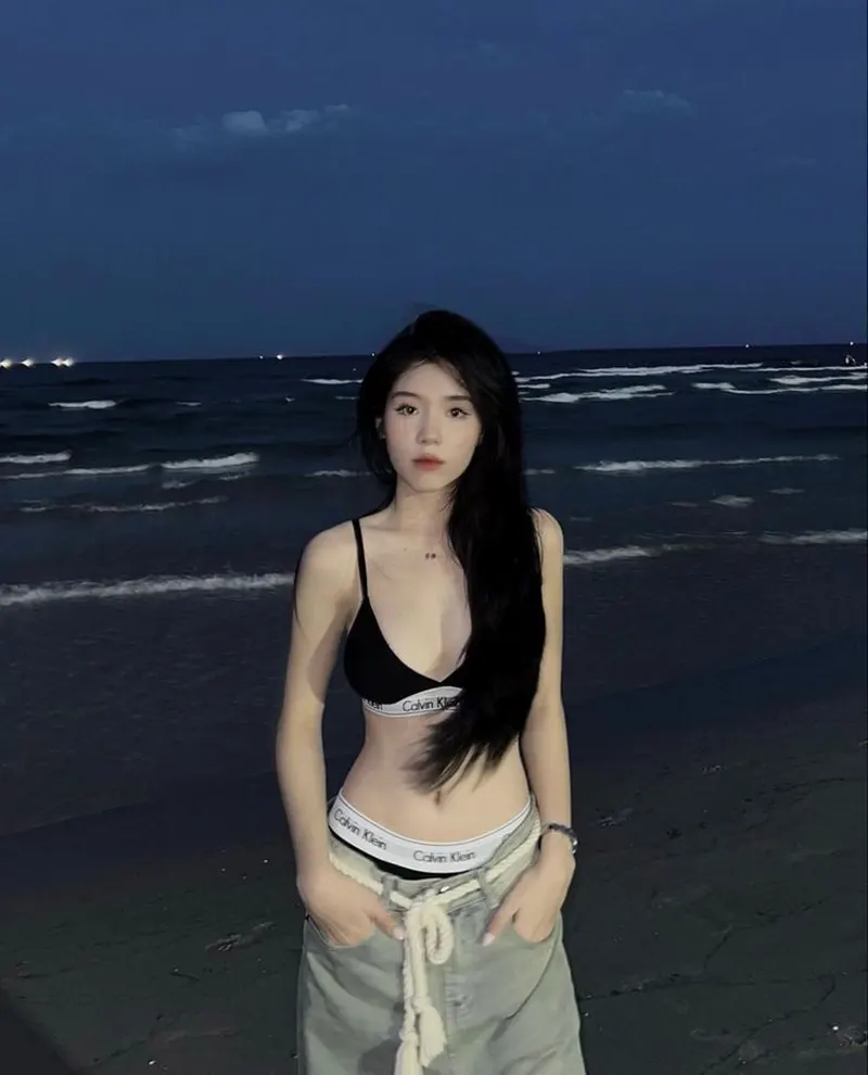 Bộ bikini dây giúp gái xinh trở thành tâm điểm trên nền biển hoang sơ Bộ bikini dây giúp gái xinh trở thành tâm điểm trên nền biển hoang sơ