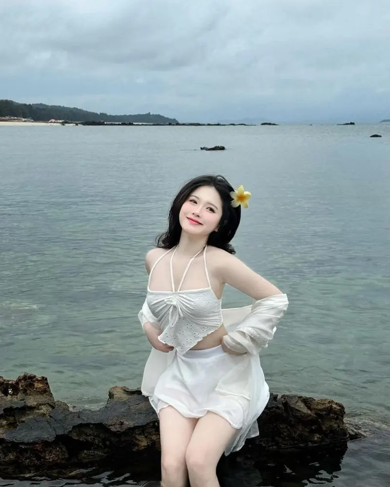 Gái xinh mặc đồ lót đẹp, phô diễn nét quyến rũ trong ánh sáng tự nhiên Gái xinh mặc đồ lót đẹp, phô diễn nét quyến rũ trong ánh sáng tự nhiên