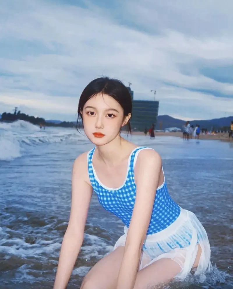Bikini dây táo bạo khiến gái xinh trở nên cuốn hút bên bãi biển yên bình Bikini dây táo bạo khiến gái xinh trở nên cuốn hút bên bãi biển yên bình