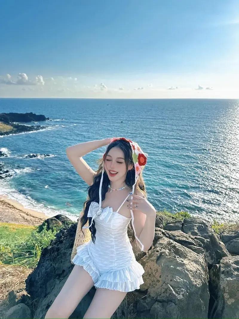 Gái xinh mặc đồ lót đẹp tạo dáng bên bờ biển xanh, toát lên vẻ dịu dàng quyến rũ Gái xinh mặc đồ lót đẹp tạo dáng bên bờ biển xanh, toát lên vẻ dịu dàng quyến rũ