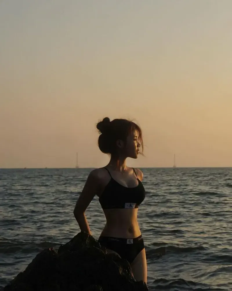 Gái xinh mặc đồ lót sexy với khung cảnh hoàng hôn lãng mạn trên mặt biển Gái xinh mặc đồ lót sexy với khung cảnh hoàng hôn lãng mạn trên mặt biển
