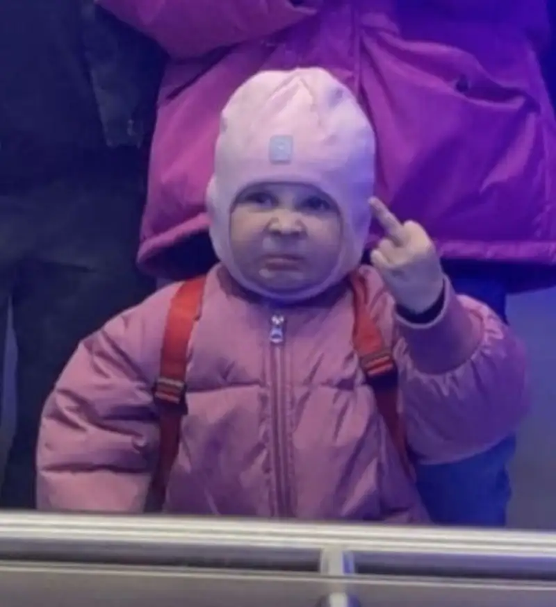 Ảnh em bé meme có chữ gửi gắm tình cảm đến người thân Ảnh em bé meme có chữ gửi gắm tình cảm đến người thân