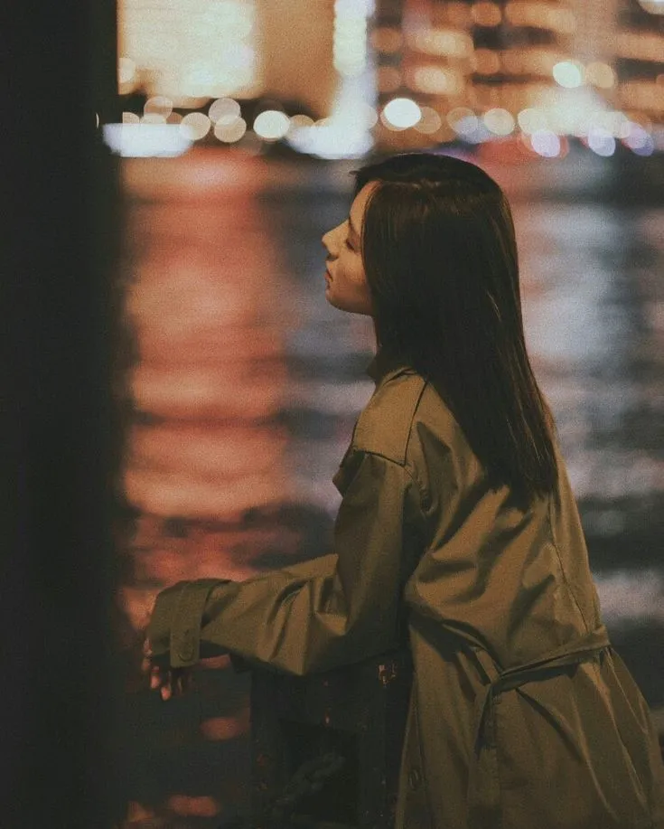 Cảnh cô gái đang khóc trong mưa, tâm trạng buồn khóc cô đơn thể hiện rõ qua từng nét mặt Cảnh cô gái đang khóc trong mưa, tâm trạng buồn khóc cô đơn thể hiện rõ qua từng nét mặt