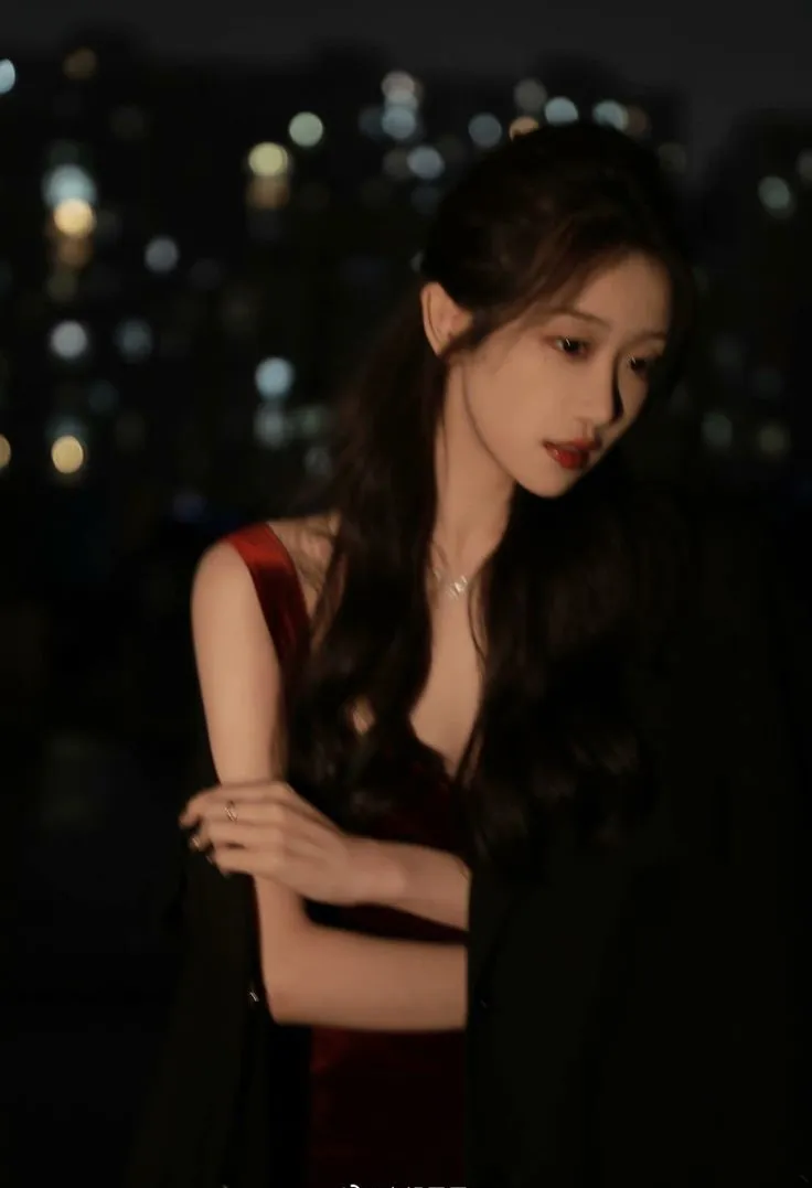 Hình ảnh cô gái buồn trong mưa, nước mắt hòa vào giọt mưa làm tăng nỗi cô đơn Hình ảnh cô gái buồn trong mưa, nước mắt hòa vào giọt mưa làm tăng nỗi cô đơn