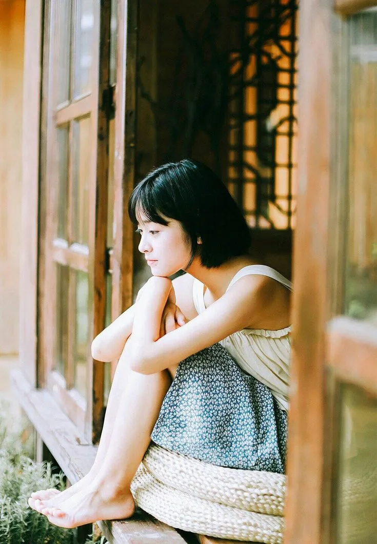 Gái xinh tóc ngắn ngồi khóc một mình, cảm giác cô đơn buồn tủi Gái xinh tóc ngắn ngồi khóc một mình, cảm giác cô đơn buồn tủi