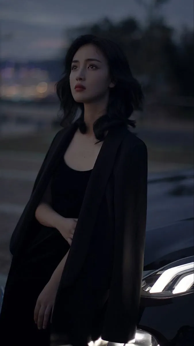 Cô gái khóc nhiều trong mưa, nỗi buồn cô đơn hiện rõ trên gương mặt Cô gái khóc nhiều trong mưa, nỗi buồn cô đơn hiện rõ trên gương mặt