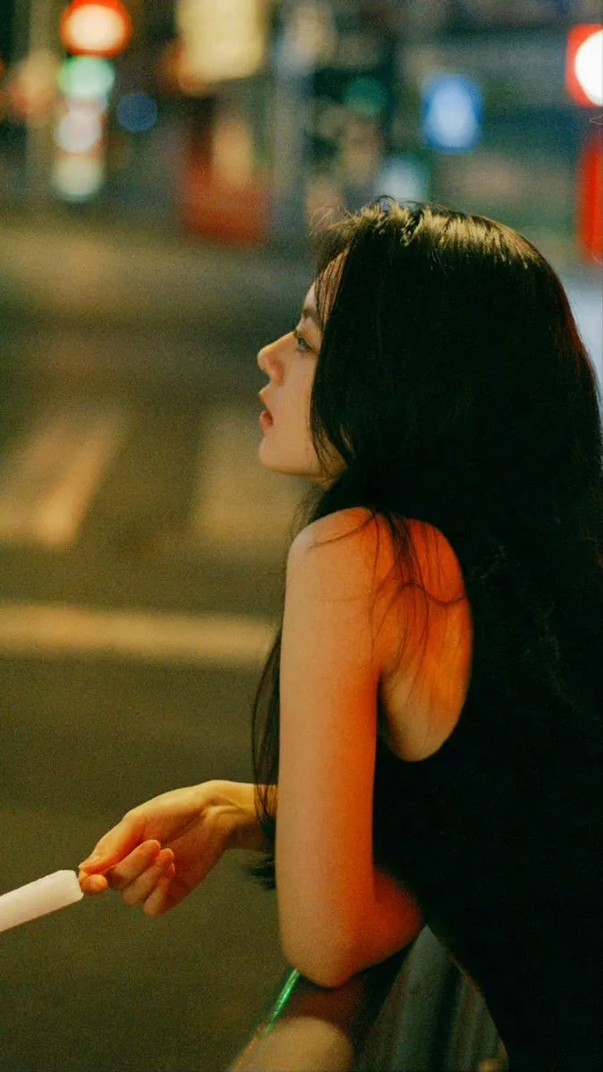 Cảnh cô gái buồn quay lưng, nước mắt rơi trong tâm trạng buồn khóc cô đơn Cảnh cô gái buồn quay lưng, nước mắt rơi trong tâm trạng buồn khóc cô đơn