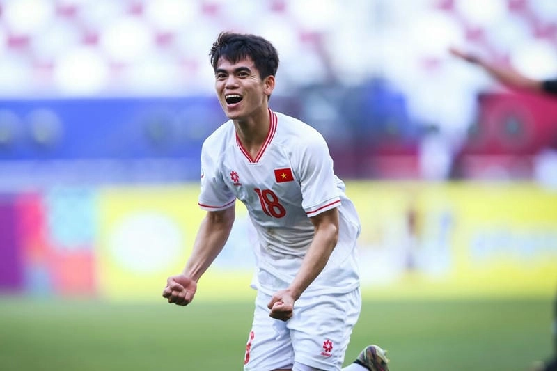  Khuất Văn Khang tỏa sáng trong trận đấu đỉnh cao, mang lại niềm vui cho người hâm mộ cá cược tại W888.