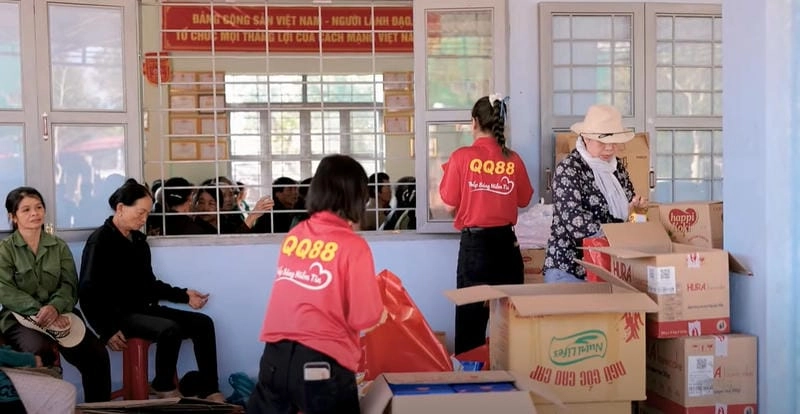  Hoạt động thiện nguyện QQ88 trao học bổng cho trẻ em nghèo.