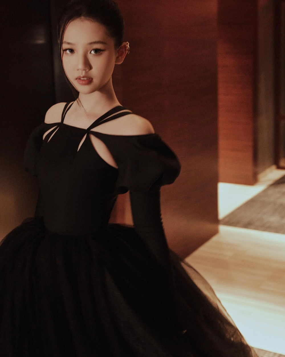 Amee tỏa sáng với Trái đất ôm mặt trời đầy mộng mơ