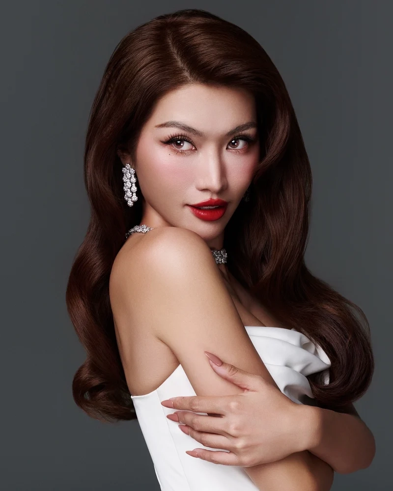 Chế Nguyễn Quỳnh Châu thi hoa hậu hoàn vũ với nhan sắc và bản lĩnh nổi bật