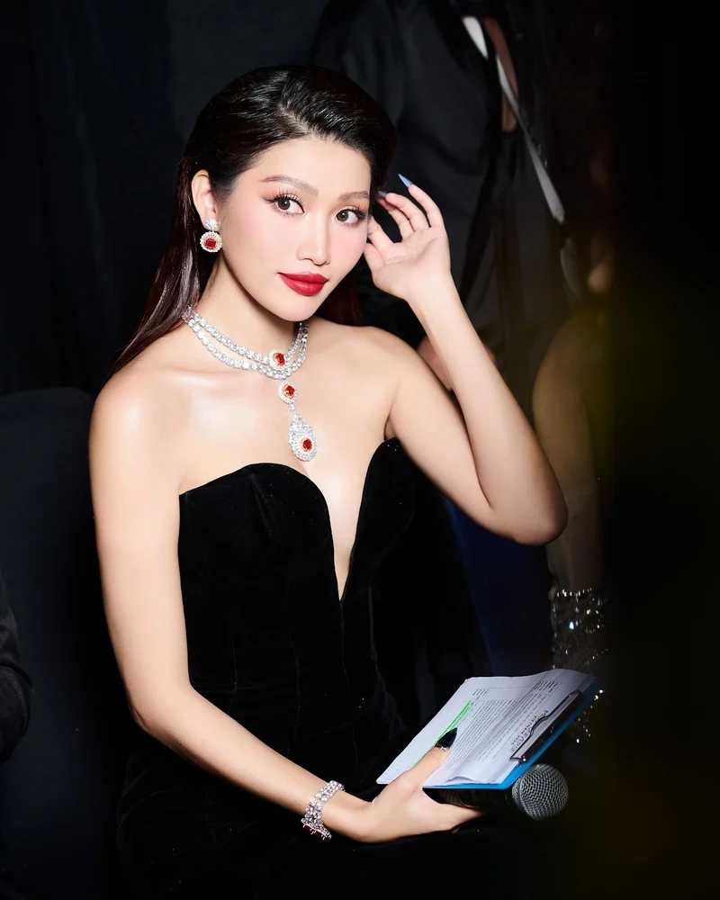 Khám phá gu thời trang của Chế Nguyễn Quỳnh Châu instagram qua từng khung hình