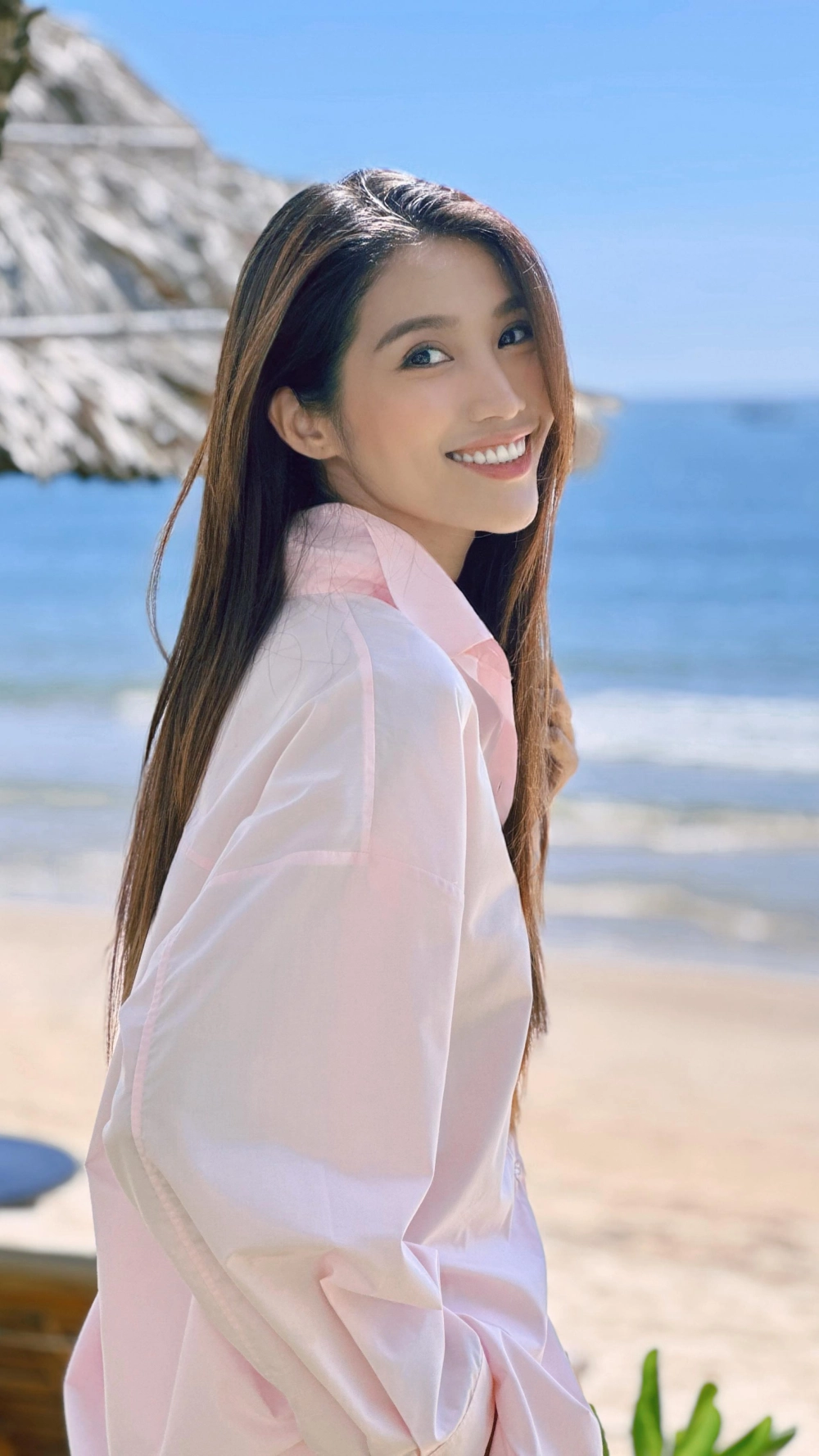 Người mẫu Chế Nguyễn Quỳnh Châu nổi bật trên sàn diễn thời trang Việt