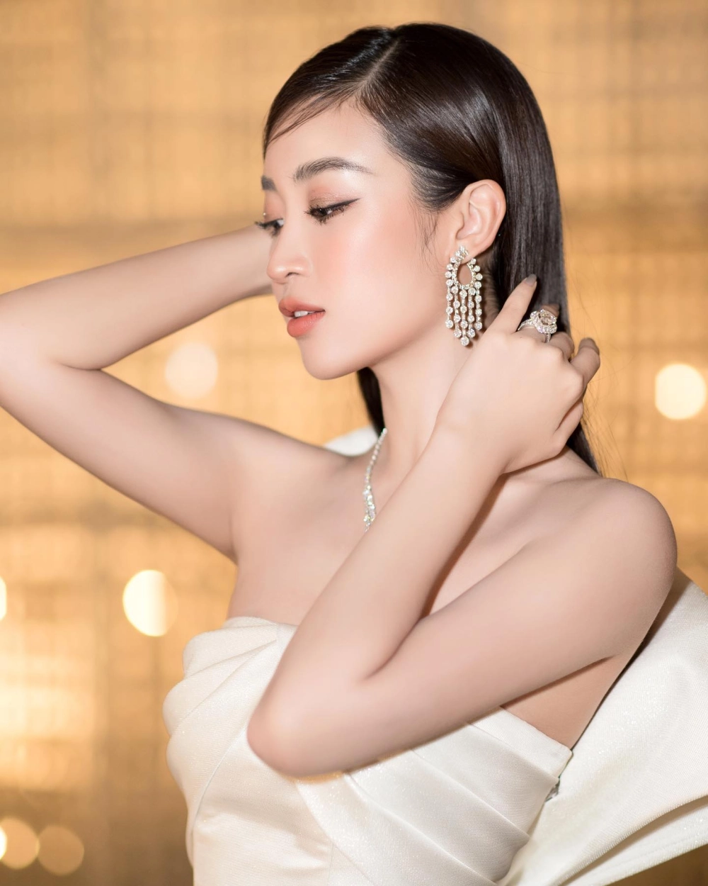 Lặng yên với lời bài hát Mỹ Linh Hà Nội đêm trở gió