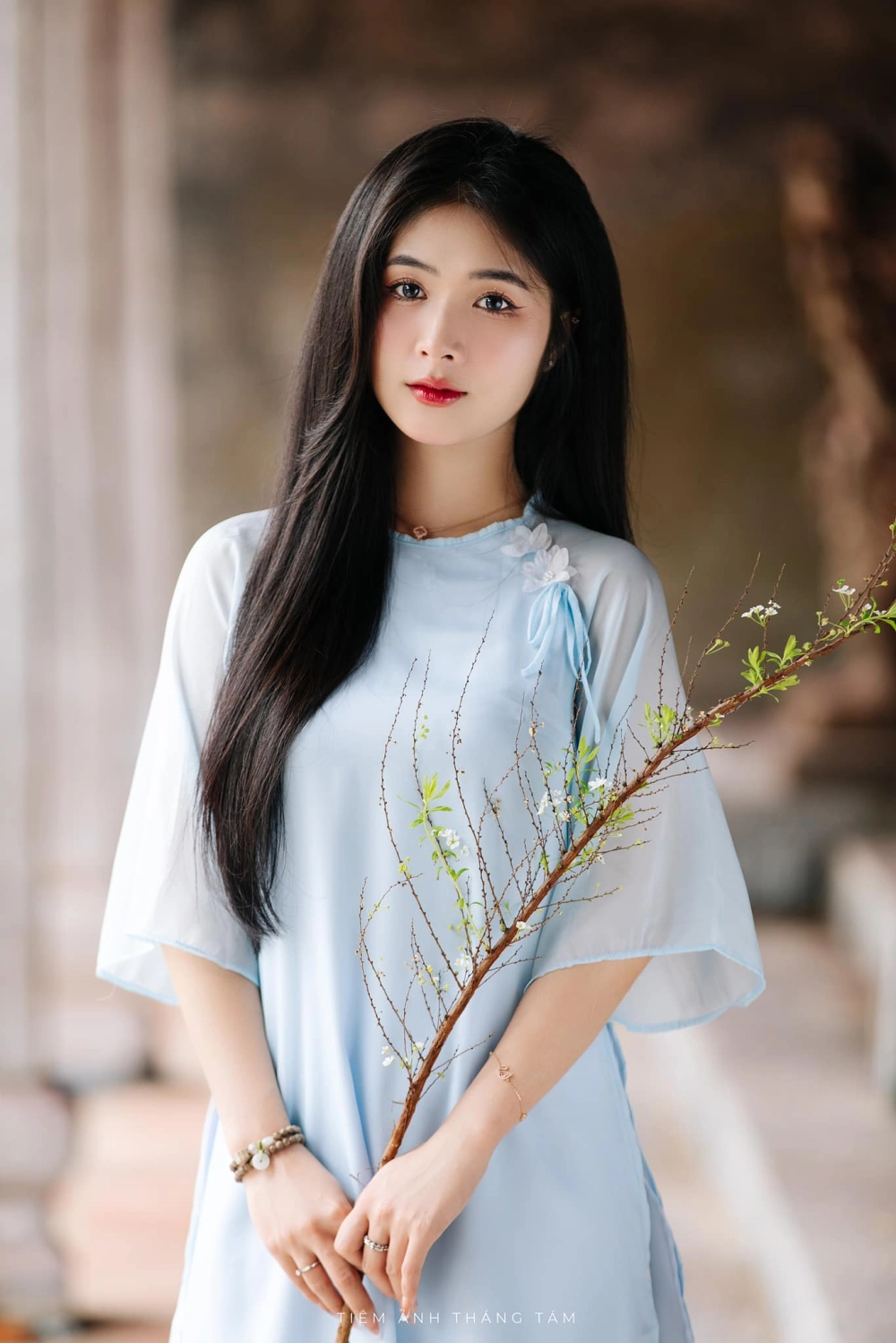 Quỳnh Alee đẩy xe bò gây bão mạng vì khoảnh khắc giản dị bất ngờ