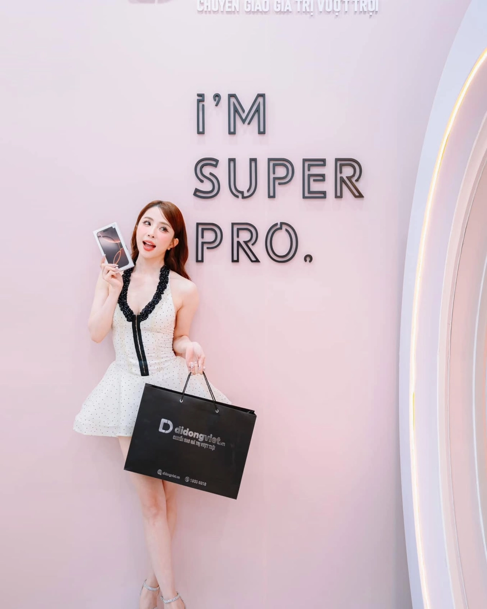 Diễn viên Quỳnh Nga khoe thần thái cuốn hút trong loạt ảnh mới