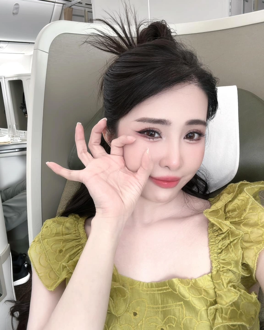 Loạt ảnh hậu trường trong Quỳnh Nga live khiến fan phấn khích