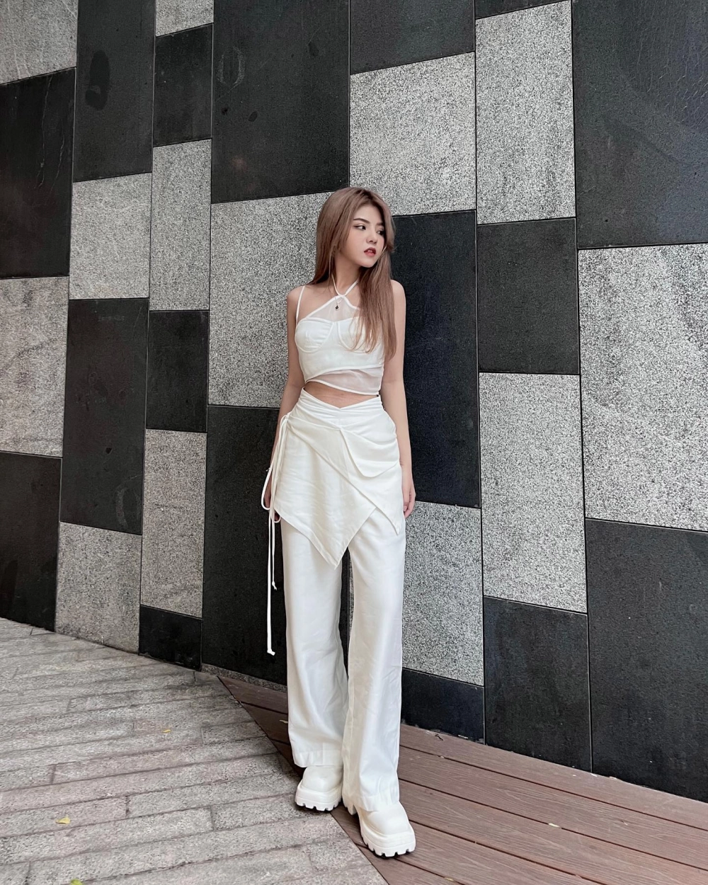 Reency Ngô ngầu trong từng khung hình thời trang
