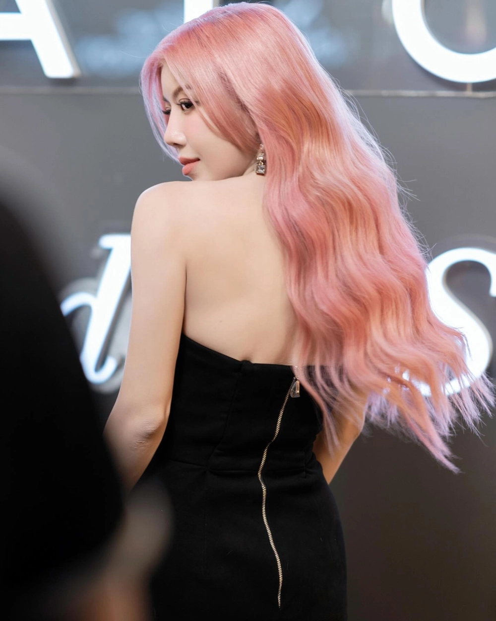 Trang Pháp Chị Đẹp nổi bật với vẻ đẹp hiện đại và phong cách thời trang