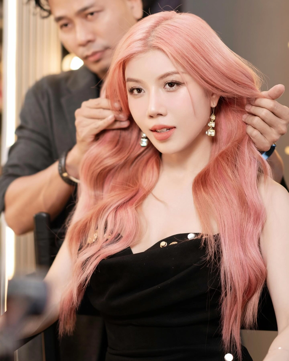 Trang Pháp múa cột trình diễn đầy nội lực và cuốn hút