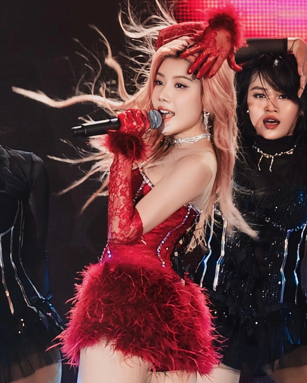 Trang Pháp nổi bật với phong cách cá tính và tài năng âm nhạc