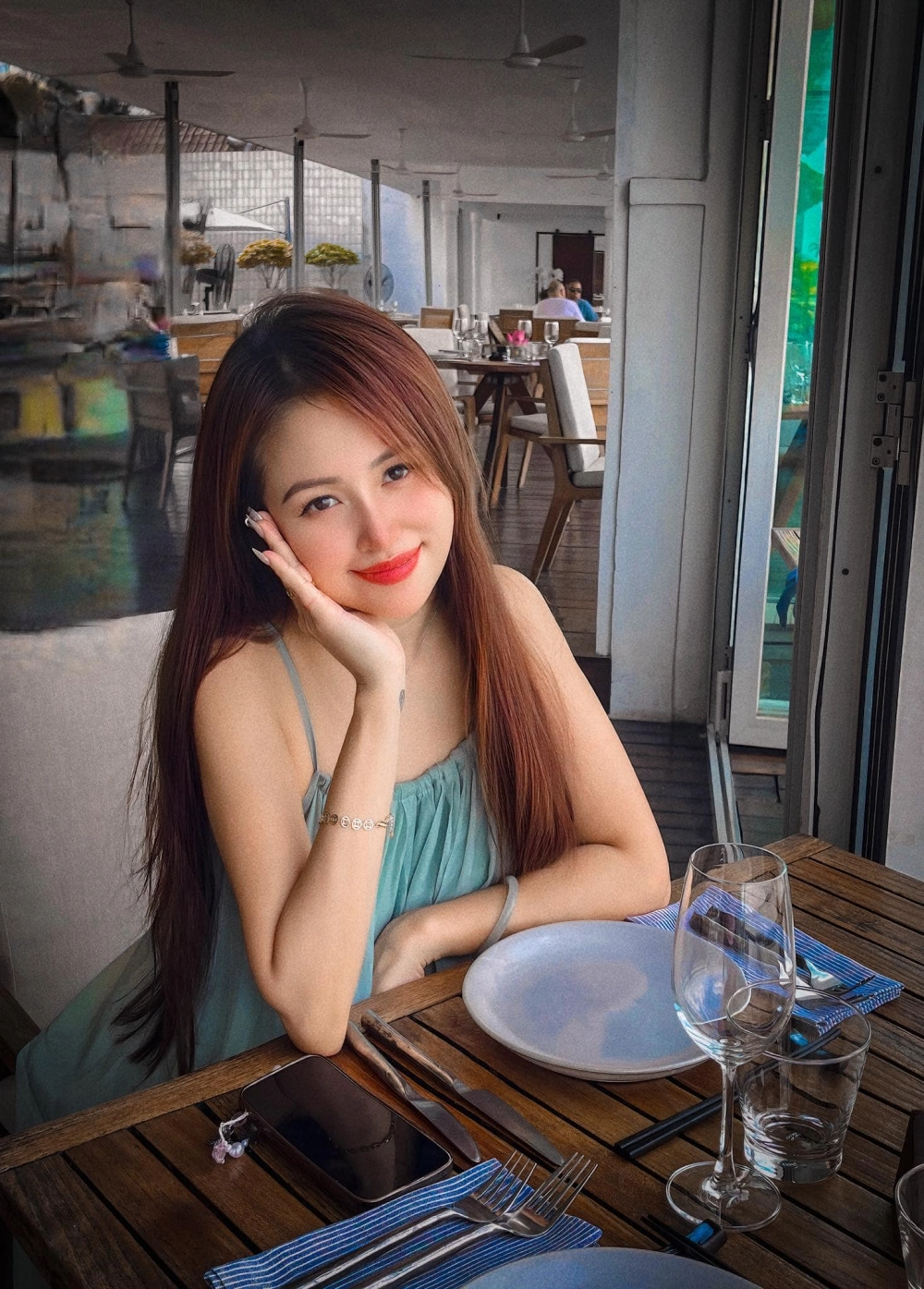 Bạn có biết Vân Hugo là ai không? Nữ MC đa tài và truyền cảm hứng