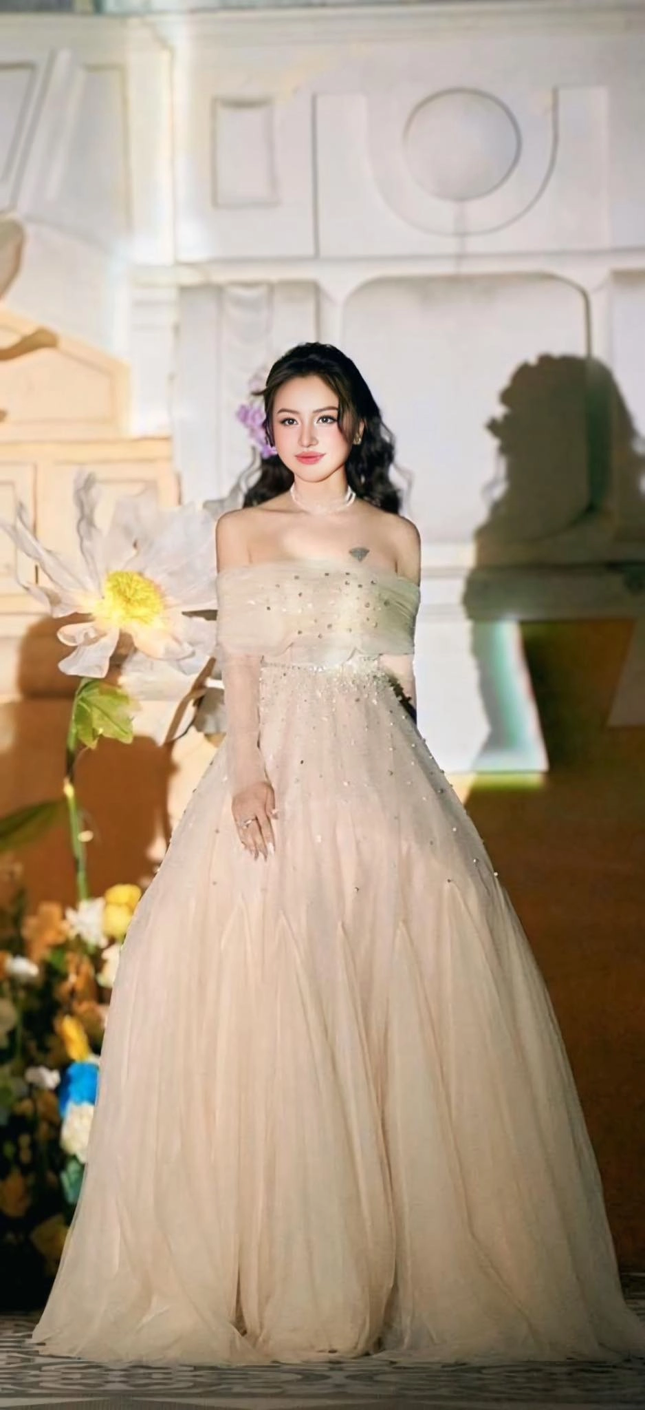 Vân Hugo hát nhẹ nhàng, cảm xúc chạm đến trái tim người nghe