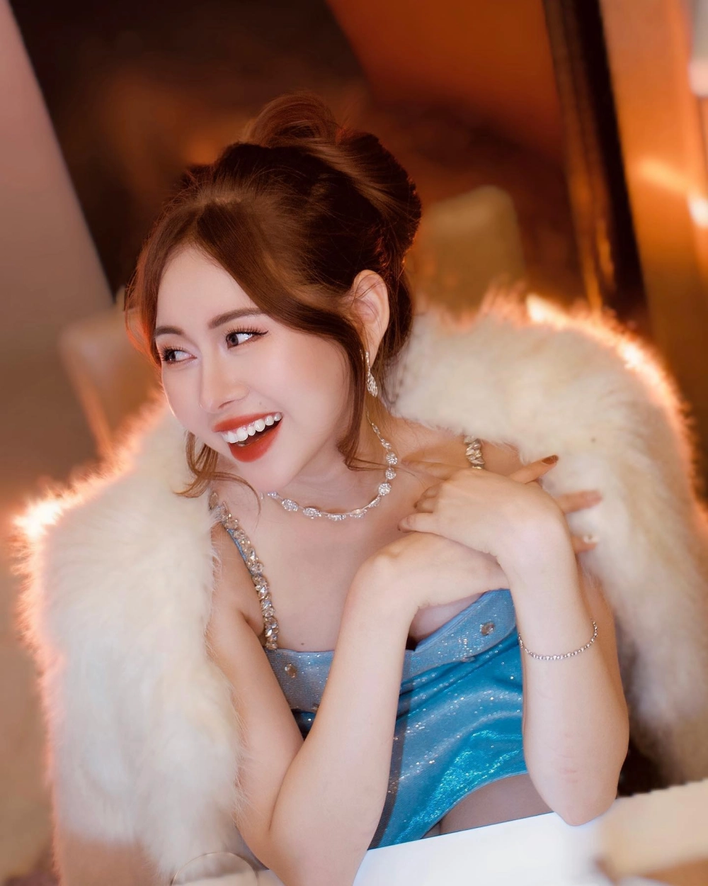 Việt Phương Thoa đi ăn nhiều món ngon khiến fan thèm thuồng